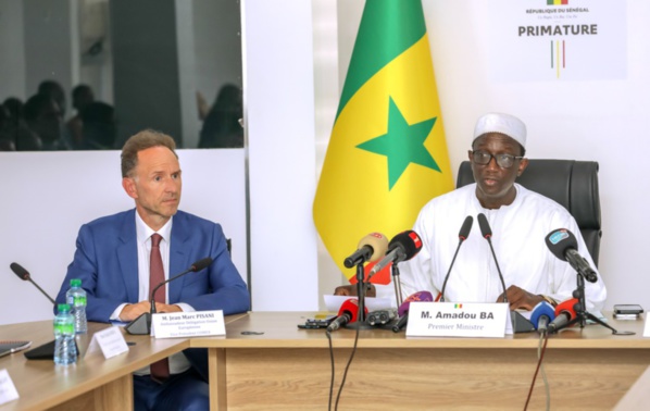 Le Pm Amadou Bâ (d) et l'ambassadeur de l'UE au Sénégal Jean Marc Pisani