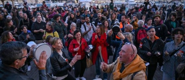 France - Concerts de casseroles et manifs sauvages pour accueillir l'allocution de Macron France - Concerts de casseroles et manifs sauvages pour accueillir l'allocution de Macron
