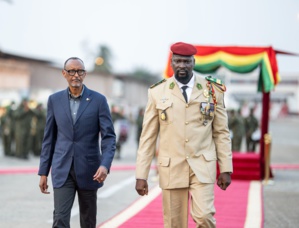 Paul Kagame accueilli à Conakry par Mamadi Doumbouya Paul Kagame accueilli à Conakry par Mamadi Doumbouya