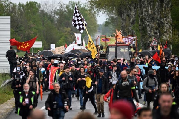 Des milliers de manifestants aux champs contre l'autoroute Toulouse-Castres Des milliers de manifestants aux champs contre l'autoroute Toulouse-Castres
