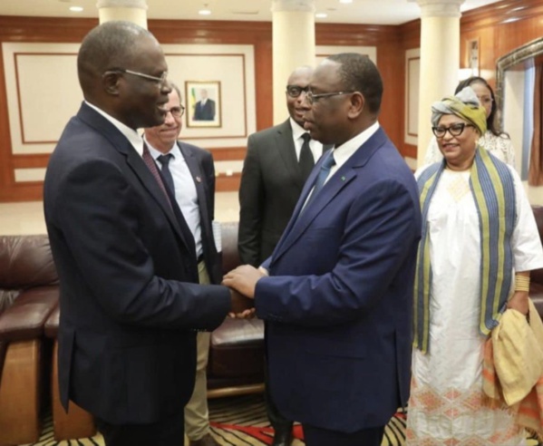 La poignée de main entre le président Macky Sall et Khalifa Sall lors de la rencontre sur l'Economie sociale solidaire à Dakar.