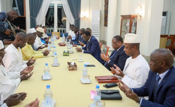 Le président de la République, le premier ministre, les ministres, en face de la délégation de Ngor, le 9 mai 2023 au palais de la république
