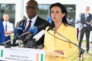 Chrysoula Zacharopoulou, secrétaire d'Etat française au Développement, aux côtés de Téné Birahima Camara, ministre ivoirien de la Défense