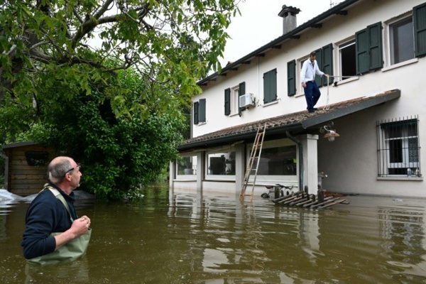 Inondations en Italie: le désarroi des sinistrés en quête d'un peu de confort Inondations en Italie: le désarroi des sinistrés en quête d'un peu de confort