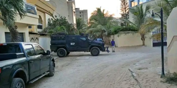 Au Sénégal, l’interdiction d'accès au domicile de l'opposant Ousmane Sonko se prolonge, "les élus de la République" conviés à la Cité Keur Gorgui Au Sénégal, l’interdiction d'accès au domicile de l'opposant Ousmane Sonko se prolonge, "les élus de la République" conviés à la Cité Keur Gorgui