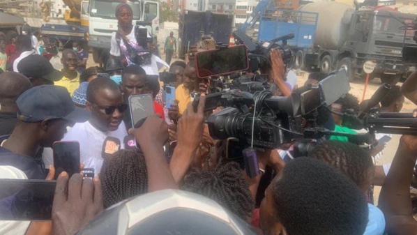 Déthié Fall (Yewwi askan wi), au milieu des journalistes à Cité Keur Gorgui Déthié Fall (Yewwi askan wi), au milieu des journalistes à Cité Keur Gorgui