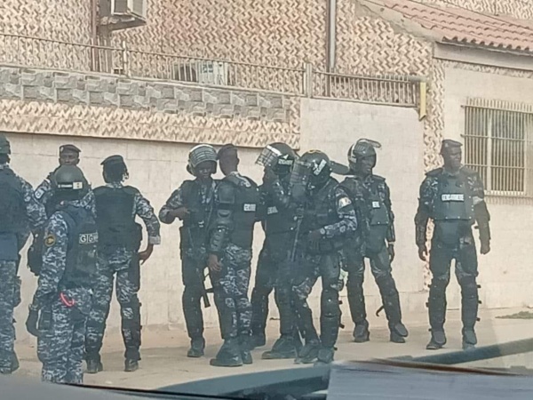 Des éléments de la gendarmerie nationale devant le domicile de Malick Gakou à Ngor-Virage Des éléments de la gendarmerie nationale devant le domicile de Malick Gakou à Ngor-Virage