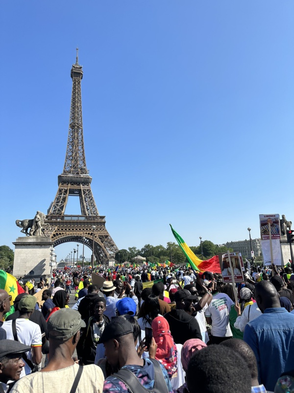 Manifestations devant la Tour Eiffel à Paris Manifestations devant la Tour Eiffel à Paris
