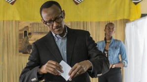 Le président Paul Kagame dans un bureau de vote