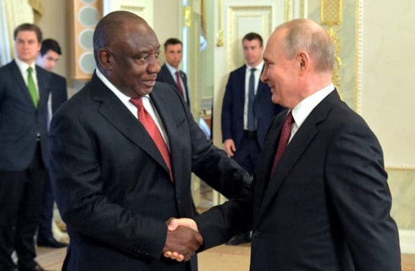 Vladimir Poutine recevant Cyril Ramaphosa, le chef de la délégation des présidents africains Vladimir Poutine recevant Cyril Ramaphosa, le chef de la délégation des présidents africains