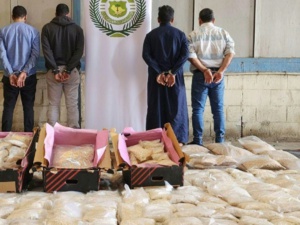 Des trafiquants présumés de drogues arrêtés par les forces de sécurité saoudiennes Des trafiquants présumés de drogues arrêtés par les forces de sécurité saoudiennes