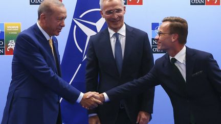 Le président turc Recep Tayyip Erdogan saluant le premier ministre suédois Ulf Kristersson sous les yeux du secrétaire général de l’OTAN Jens Stoltenberg