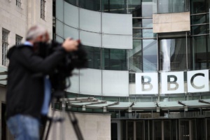 La BBC discute avec la police après des accusations à caractère pornographique contre un présentateur La BBC discute avec la police après des accusations à caractère pornographique contre un présentateur
