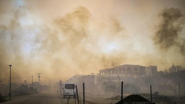 Le feu fait rage en Grèce tandis que les États-Unis étouffent Le feu fait rage en Grèce tandis que les États-Unis étouffent