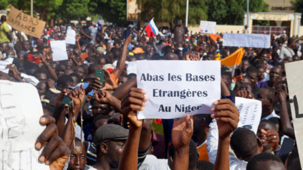 Niger : des milliers de manifestants devant l'ambassade de France à Niamey, Macron menace Niger : des milliers de manifestants devant l'ambassade de France à Niamey, Macron menace