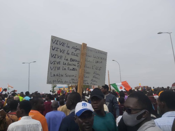 Niger - Manifestation monstre devant la zone aéroportuaire de Niamey pour exiger le départ des armées françaises Niger - Manifestation monstre devant la zone aéroportuaire de Niamey pour exiger le départ des armées françaises