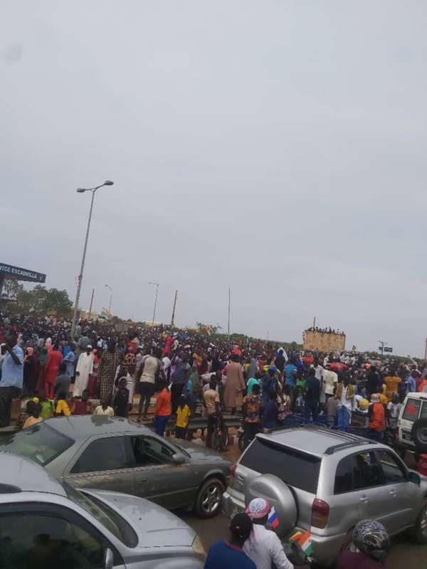 Niger : manifestation des partisans du régime militaire près de la base française à Niamey Niger : manifestation des partisans du régime militaire près de la base française à Niamey