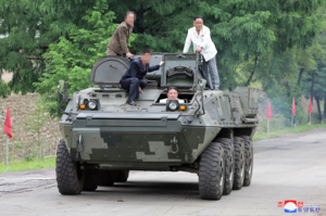 Kim Jong Un inspecte à nouveau les usines d’armement importantes (KCNA) Kim Jong Un inspecte à nouveau les usines d’armement importantes (KCNA)