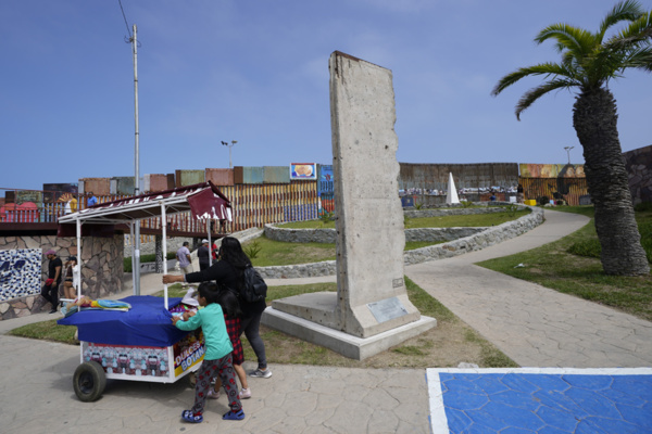 Un morceau du Mur de Berlin installé près du mur entre le Mexique et les États-Unis