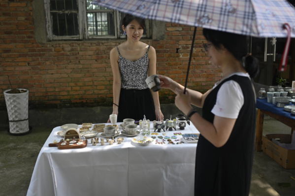 Face au stress du travail, de jeunes Chinois repartent à zéro comme artisans Face au stress du travail, de jeunes Chinois repartent à zéro comme artisans