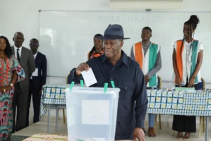 Le president Alassane Ouattara lors du vote des élections locales Le president Alassane Ouattara lors du vote des élections locales