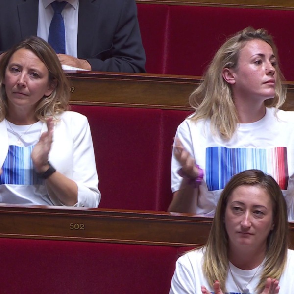 Des députés écologistes sommés de cacher des t-shirts sur la crise climatique Des députés écologistes sommés de cacher des t-shirts sur la crise climatique