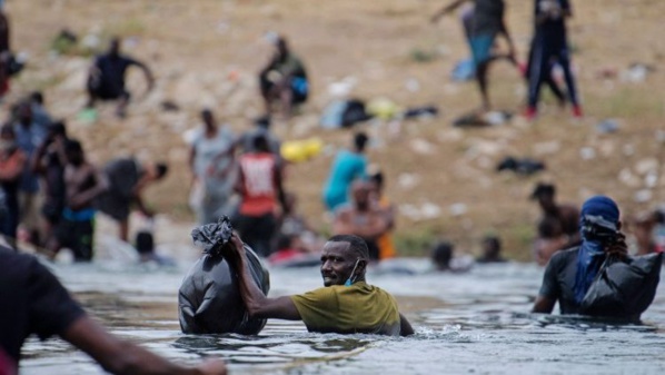 Des migrants en train de traverser le Rio Grande qui sépare les Usa du Mexique Des migrants en train de traverser le Rio Grande qui sépare les Usa du Mexique