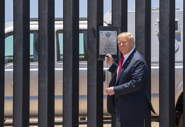 L'ancien président Donald Trump sur le mur qui sépare le Mexique des Etats-Unis qu'il a fait construire durant son mandat