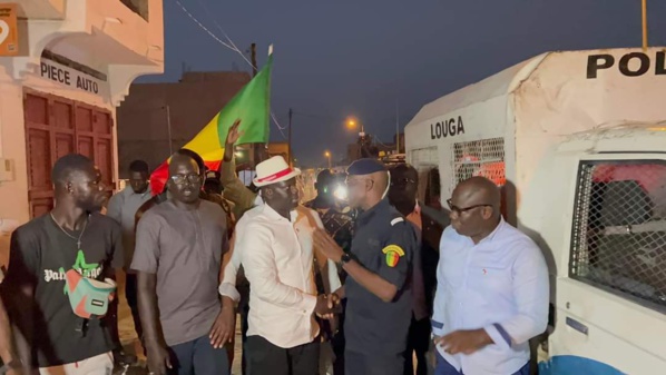 Le candidat Malick Gakou (en chapeau) et son lieutenant Ahmed Aidara (en chemise, à droite)