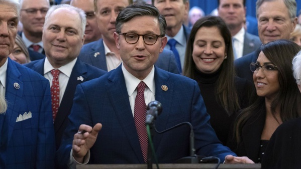 Le "trumpiste" Mike Johnson élu président de la Chambre des représentants après des semaines de chaos