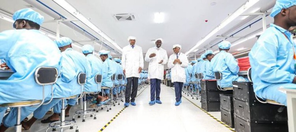 Le president William Ruto inaugurant l'ouverture de l'usine de smartphones d'Athi River à 28 km au sud-est de Nairobi