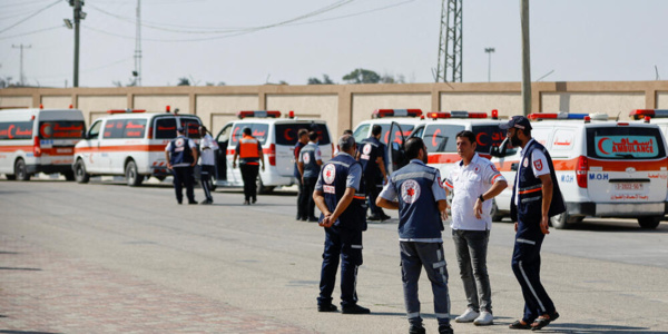 Les premières ambulances avec des blessés de Gaza entrent en Égypte Les premières ambulances avec des blessés de Gaza entrent en Égypte