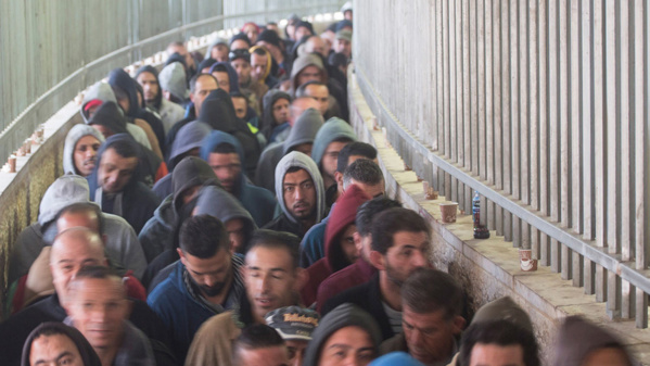 Des travailleurs palestiniens au niveau d'un check-point militaire israélien