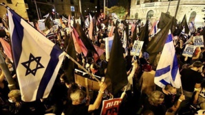 Des centaines d'Israéliens manifestent devant la Knesset pour exiger la démission de Netanyahu