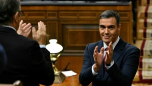 Le socialiste Pedro Sánchez en passe d'être reconduit à la tête d'une Espagne divisée