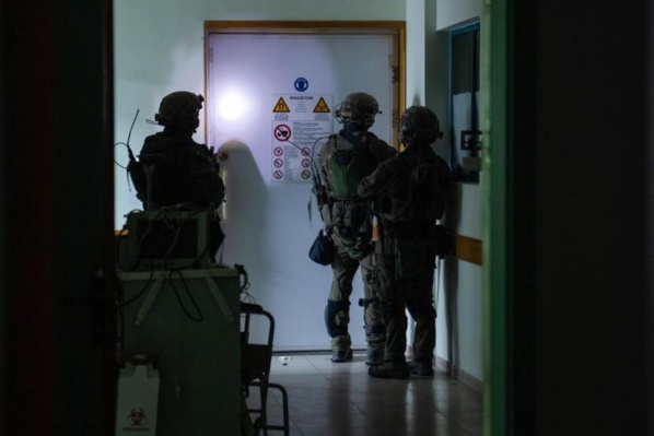 Des soldats de l'occupation dans les couloirs de l'hôpital Al-Shifa de Gaza
