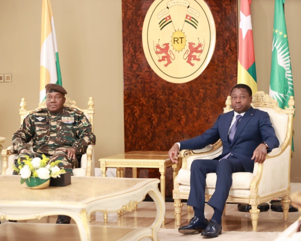 Les présidents togolais Faure Gnassingbè (d) et nigérien Abdourahamane Tiani à Lomé le 8 décembre 2023
