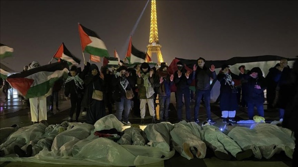 France: arborant des linceuls et allongés au sol, des manifestants réclament un cessez-le-feu à Gaza France: arborant des linceuls et allongés au sol, des manifestants réclament un cessez-le-feu à Gaza