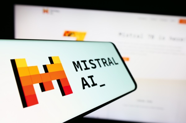 La start-up Mistral AI lève 385 millions d'euros, devient une championne européenne de l'IA