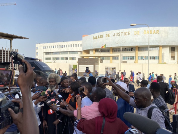 Me Ciré Clédor Ly au milieu d'une foule de journalistes devant le palais de justice Lat-Dior de Dakar, le 14 décembre 2023