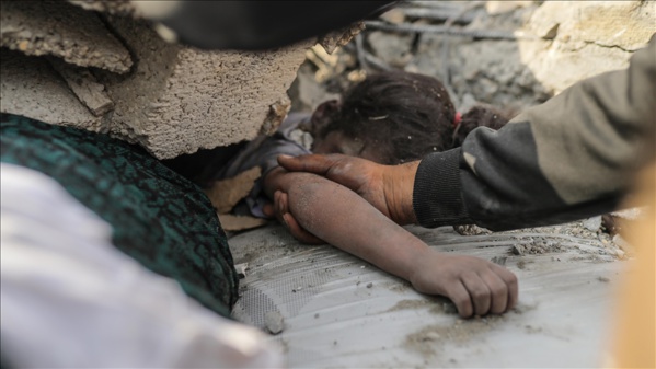 Gaza. Un enfant sous les décombres des bombardements israéliens  contre les civils palestiniens