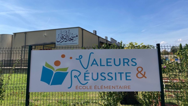 Charlie Hebdo condamné pour diffamation après avoir accusé une école d’être liée aux Frères musulmans