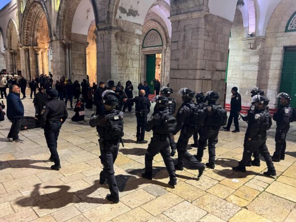La police israélienne agresse des Palestiniens et les empêche de prier à Al-Aqsa La police israélienne agresse des Palestiniens et les empêche de prier à Al-Aqsa