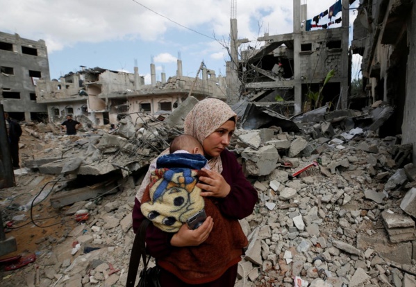 Une Palestinienne et son bébé dans les décombres de Gaza après des bombardements israéliens.