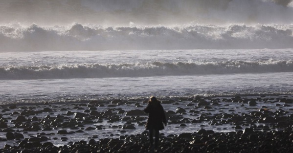 Des vagues géantes s'écrasent sur la côte ouest américaine
