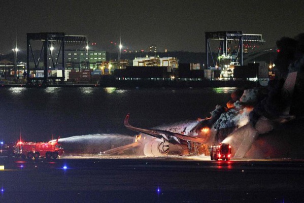 Probable collision entre deux avions à l'aéroport de Tokyo-Haneda, 5 morts