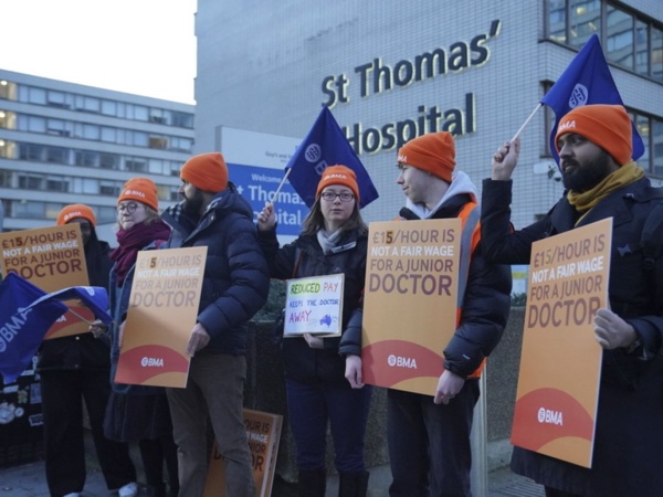 Angleterre: les médecins démarrent leur grève d'une longueur inédite Angleterre: les médecins démarrent leur grève d'une longueur inédite