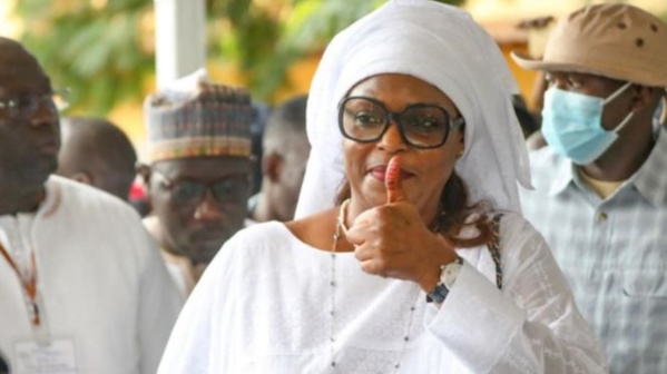 Conseil des ministres : Un décret de Macky Sall pour son épouse…Marième Faye Sall Conseil des ministres : Un décret de Macky Sall pour son épouse…Marième Faye Sall