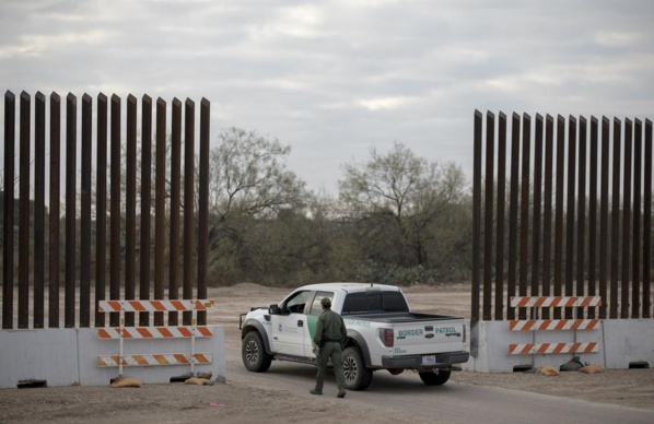 Le Texas bloque la patrouille frontalière fédérale, Washington demande à la Cour suprême d'intervenir