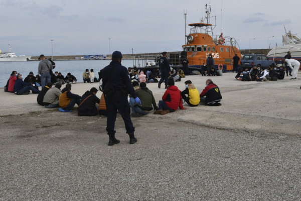 Une centaine de migrants libyens secourus par les garde-côtes grecs